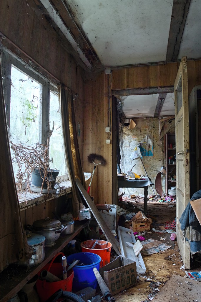 HDR urbex Lost in the Woods lada 1300 opel kadett trash fitou oldtimer youngtimer bus morgon tractor olielamp vuldop Airco generator belgie